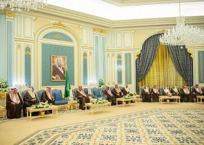 خادم الحرمين الشريفين يستقبل أمناء المناطق ورؤساء البلديات والمجالس البلدية وكبار مسؤولي وزارة الشؤون البلدية والقروية