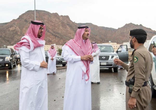 امير منطقة المدينة المنورة وسمو نائبه يتفقدا بعض الأحياء المتضررة