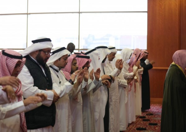 منسوبو جامعة طيبة يؤدون صلاة الاستسقاء صباح اليوم