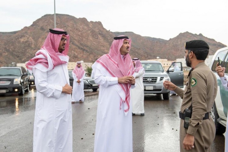 امير منطقة المدينة المنورة وسمو نائبه يتفقدا بعض الأحياء المتضررة