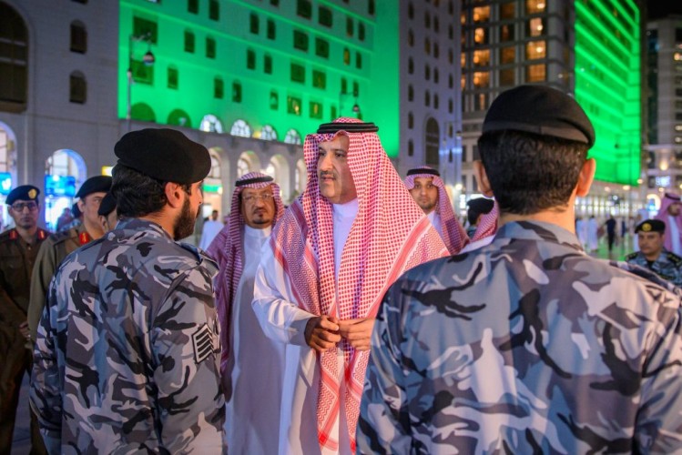 أمير منطقة ⁧‫المدينة المنورة‬⁩ ينوه بالأداء الاحترافي الذي يقدمه ⁧‫رجال الأمن‬⁩ المشاركين في مهام أمن العمرة والزيارة
